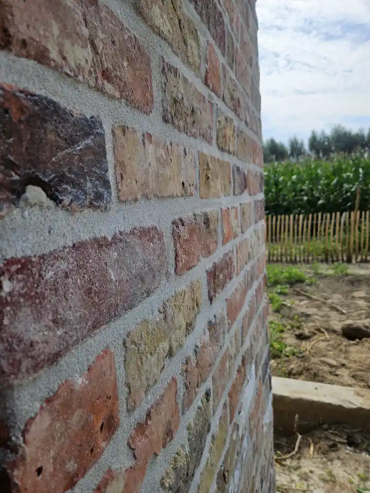 Kwaliteitsvol voegwerk detail van gevelrenovatie project in Kortrijk, West-Vlaanderen