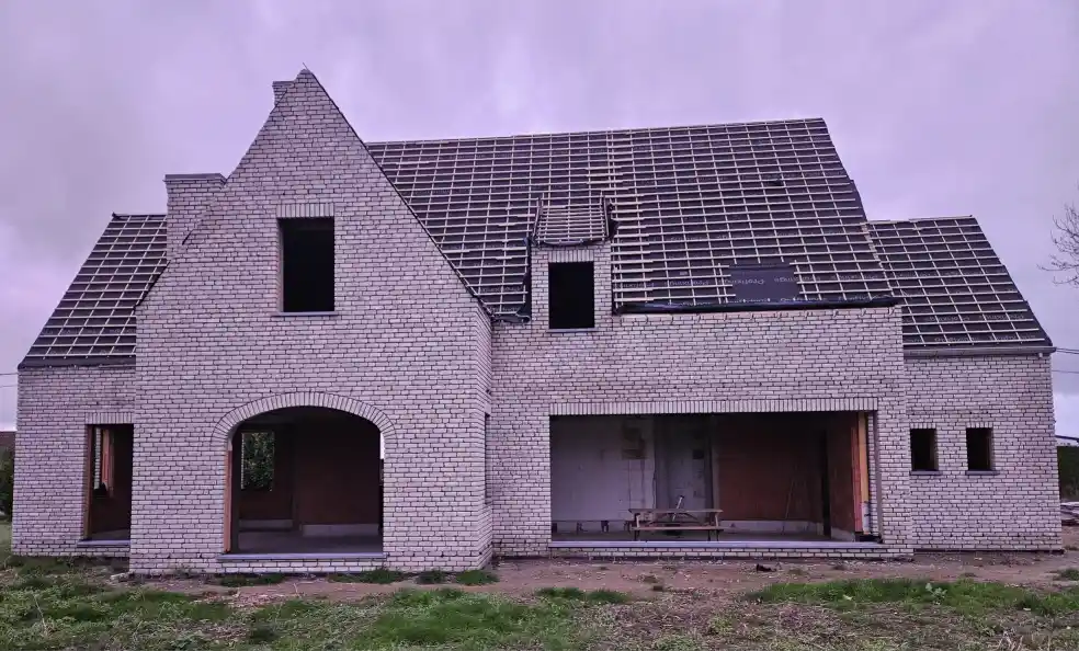 Nieuwe bouw met lichte bakstenen en voegwerk in West-Vlaanderen door NS Voegwerken
